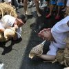 「水止舞」水をかけられながら男が転がされる祭！7/14開催